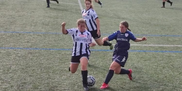 Bullying, largos viajes, cero ayudas.... As es el ftbol para una nia en Viveiro
