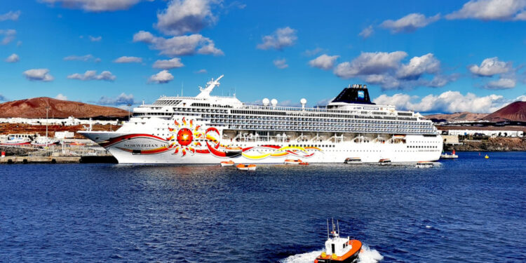 Lanzarote recupera el turismo de cruceros: 270.000 visitantes hasta agosto, un 86% más