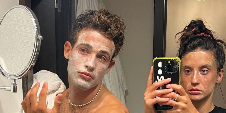 María Pedraza posa en 'topless' en sus románticas vacaciones con su nuevo novio Jason Fernández