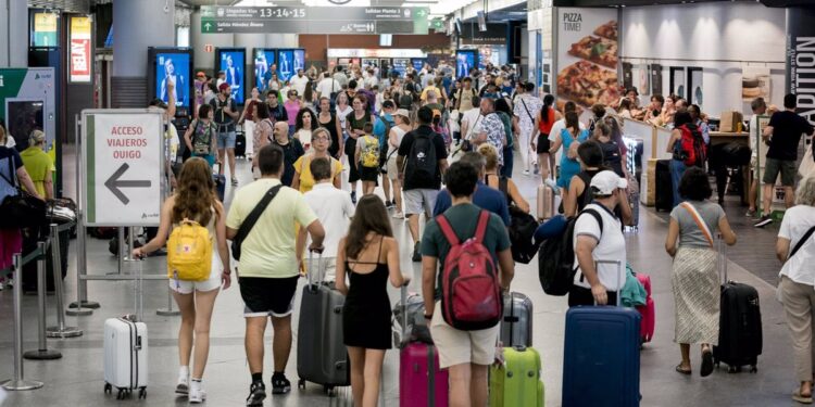 Más de 1,1 millones de jóvenes realizan 4 millones de viajes bonificados con el programa 'Verano Joven'