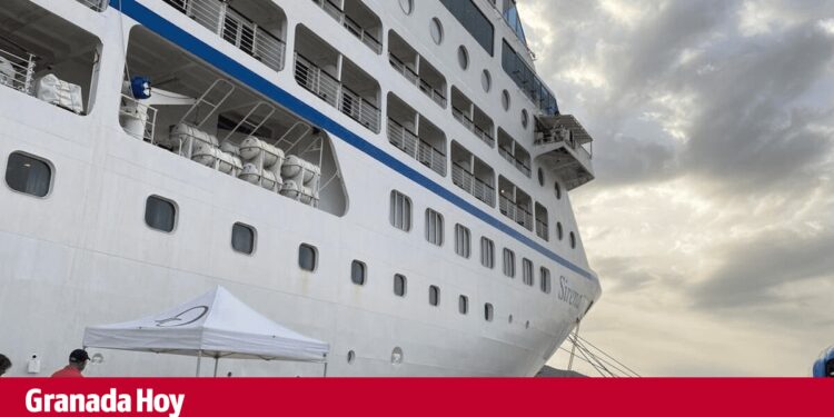 Motril recibe una 'Sirena' en la mejor temporada de cruceros de su historia