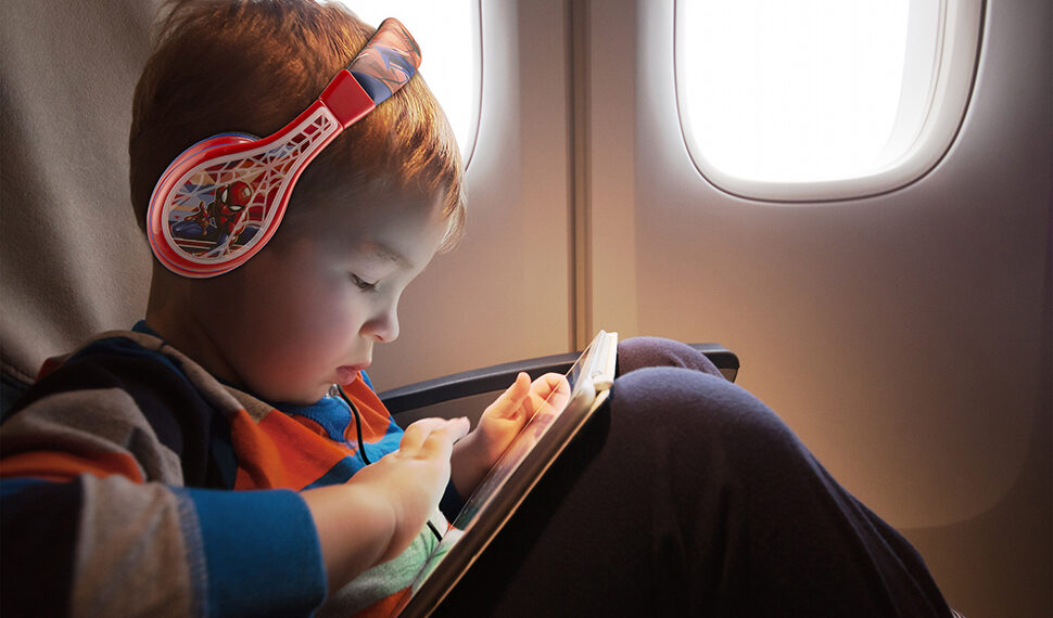 Pediatra recomienda proteger sistema auditivo de niños durante viajes aéreos