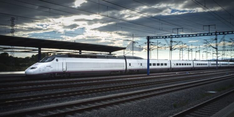 Renfe se alía con el mayor proveedor de viajes chino para 'subir' turistas asiáticos al AVE