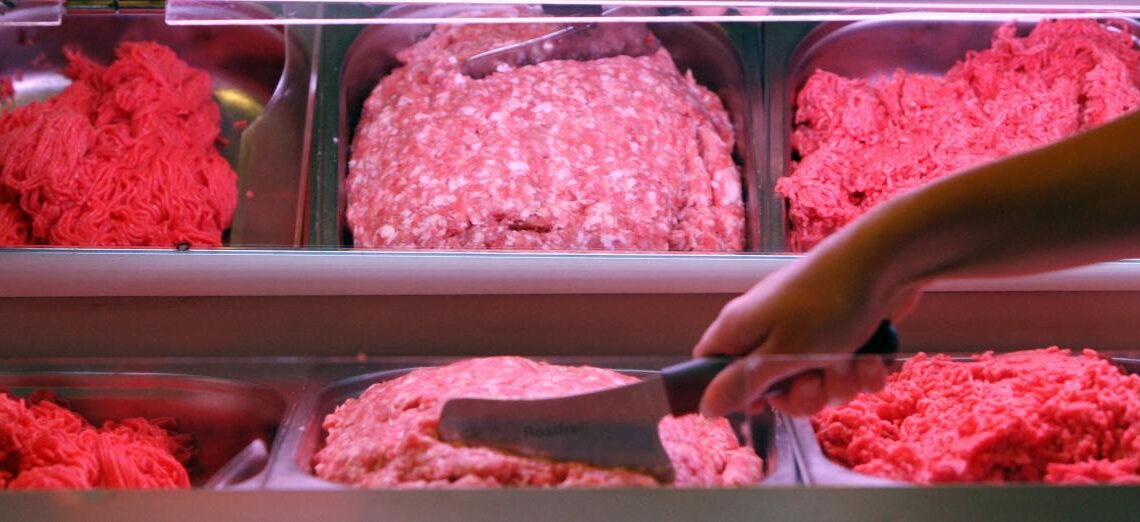 Retiran del mercado más de 58,000 libras de carne molida: podría estar contaminada con E. coli