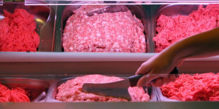 Retiran del mercado más de 58,000 libras de carne molida: podría estar contaminada con E. coli
