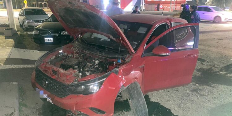 Tremendo accidente: se durmió y cruzó la rotonda de El Crucero