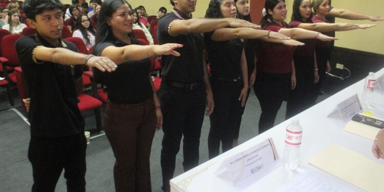 Toman protesta al primer Comité Estudiantil de Gastronomía y Administración Turística de la Unidad Regional Mazatlán