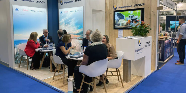 Tres compañías de cruceros fluviales expresaron interés en incluir puertos uruguayos en sus nuevos circuitos