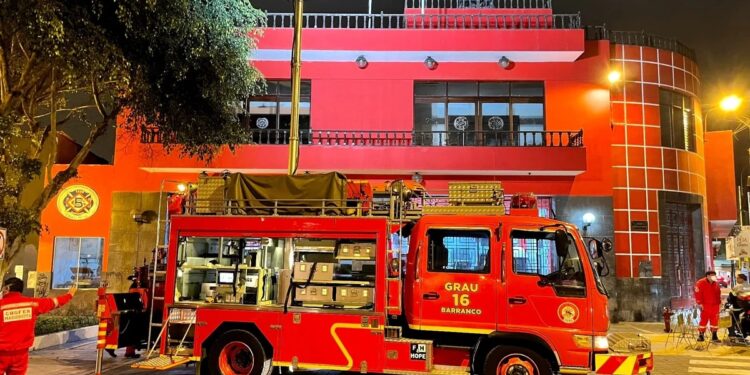 Cena doble en Central y otros premios: la rifa de de los bomberos de Barranco para conseguir un camión tipo escala
