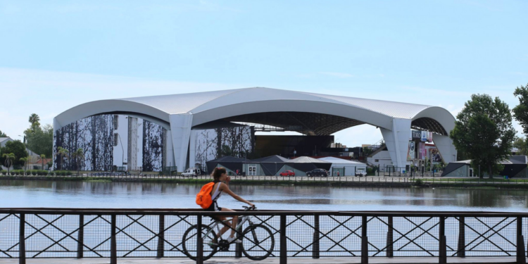 una pequeña ciudad con playa y rodeada de verde