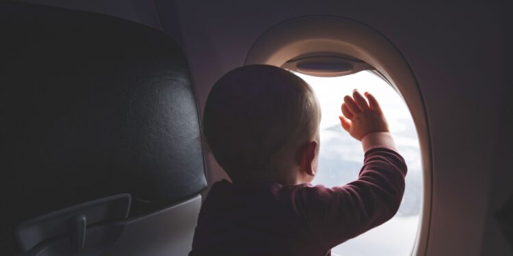 Viajar con bebés: 7 imprescindibles del equipaje de mano