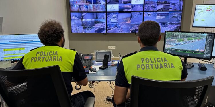Policía Portuaria, siempre atenta a la entrada por mar de Almería