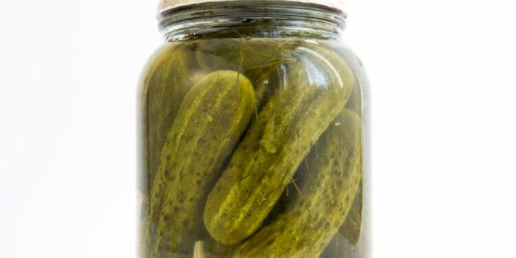 ¿Son los pepinillos en vinagre un alimento saludable?