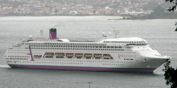 El temporal espanta la escala de tres cruceros en Vigo