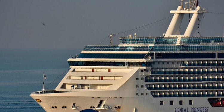 Pareja de jubilados reserva 51 cruceros seguidos, es más barato que el geriátrico