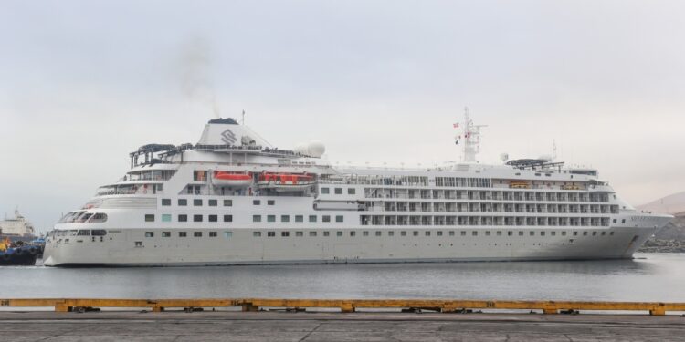 Llegó crucero “Silver Cloud” al puerto de Matarani con 250 pasajeros
