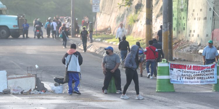 Paso continúa bloqueado en Anillo Periférico y puente del Incienso este 13 de octubre. (Foto Prensa Libre: Érick Ávila)