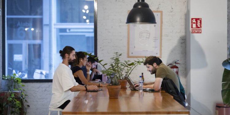 Barcelona ya es cara hasta para los ‘expats’: “Si no cobran 50.000 euros no pueden vivir aquí” | Cataluña | España