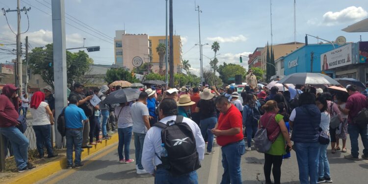S-22 bloquea crucero del ADO; ciudadanos les mienta la madre por esta acción