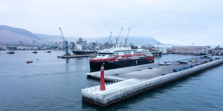 Crucero Fridtjof Nansen adelanta zarpe debido a marejadas en Puerto de Iquique