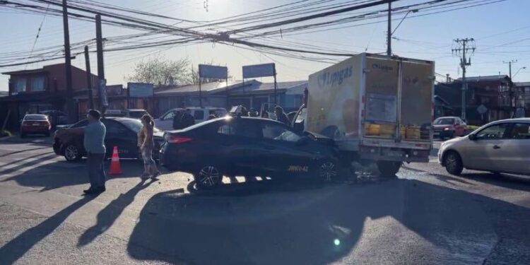 Camión de gas colisiona con vehículo en calle Crucero con Las Camelias