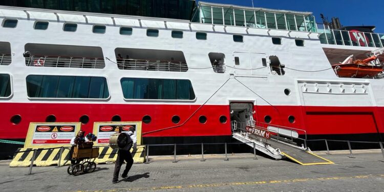 Puerto de Valparaíso inicia temporada de cruceros con arribo del Fram
