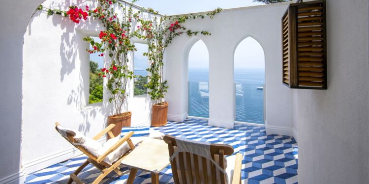 Este precioso hotel de lujo en la costa de Amalfi es un destino lleno de encanto y glamour mediterráneo