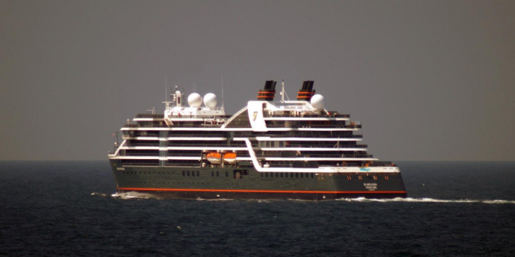 Puerto de Valparaíso atiende crucero desviado por presencia de marejadas en San Antonio