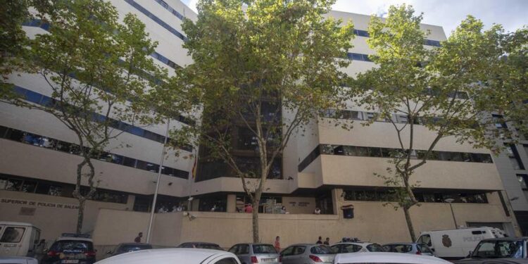 Detenida la directora de una agencia de viajes de Palma por estafar casi 80.000 euros a una decena de afectados