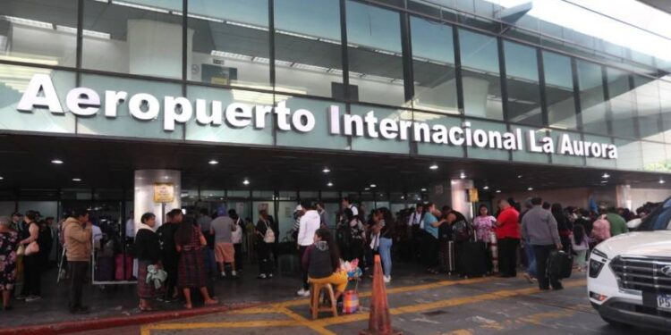 Aeropuerto La Aurora abastecido de combustible y operando con normalidad