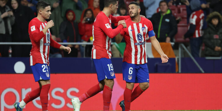 El delantero del Atlético de Madrid Álvaro Morata (c) celebra su gol durante el encuentro correspondiente a la jornada once de primera división que disputaron frente al Alavés en el estadio Metropolitano, en Madrid. EFE / Kiko Huesca.