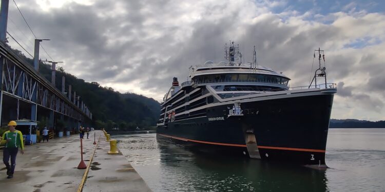 Golfito inició temporada de cruceros con la visita de dos buques de Expedición y Lujo