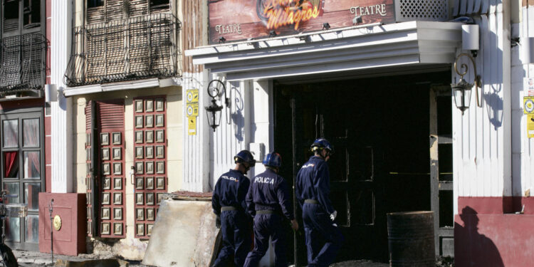 Agentes de la Policía Judicial acceden a la discoteca Fonda Milagros, incendiada el pasado domingo. EFE/Juan Carlos Caval
