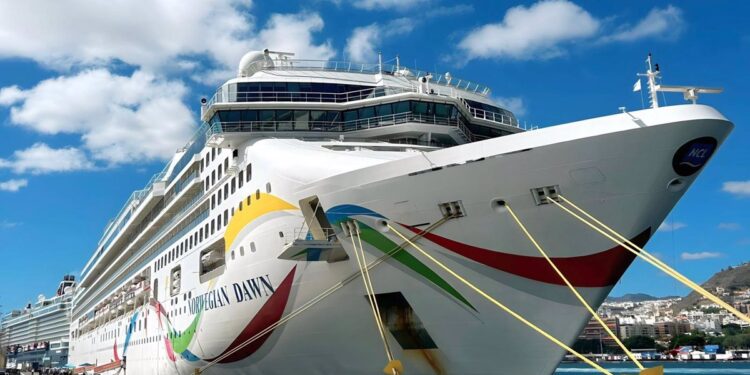 El crucero 'Norwegian Dawn' visita por primera vez Tenerife con más de 3.000 personas a bordo
