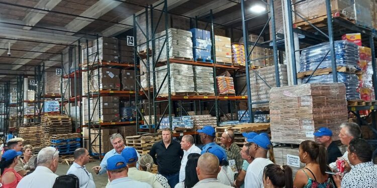 El excongresista Joe García habla a empresarios privados de Cuba de visita en Miami, en un almacen de la compañía Atlantic Grocery Supply, junto a directivos de la misma. Foto: OC.