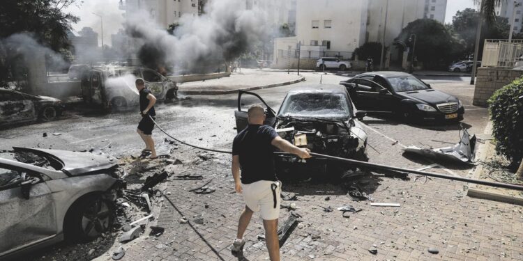 Todo el mundo corría desesperado y corrimos con ellos, relató uno de los dos uruguayos evacuados de Israel