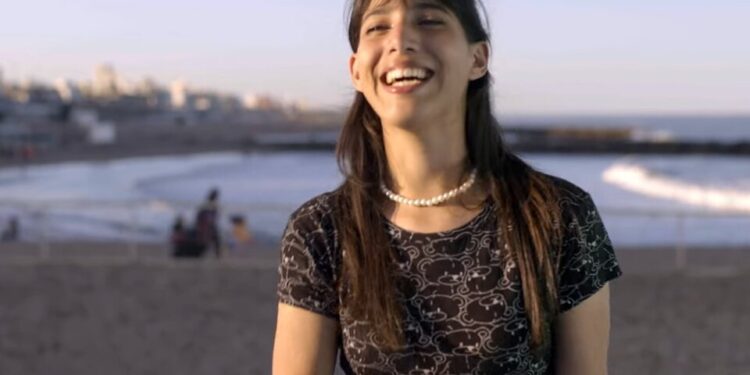 La historia del primer viaje  | Spot de la campaña de Kicillof con Melina cuando llegó al mar