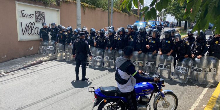 Fuerte despliegue de antimotines en Anillo Periférico, zona 7