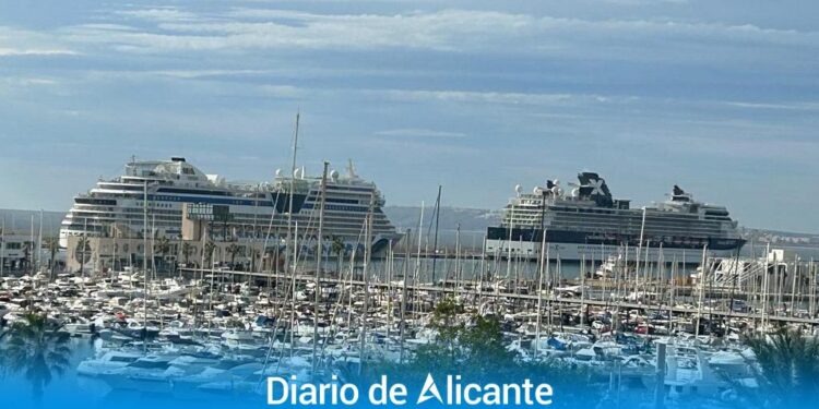 Dos cruceros con 4.400 personas hacen escala en Alicante