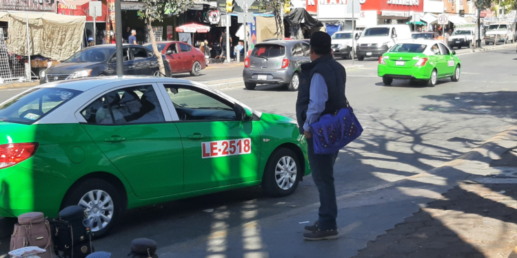 Tráfico en León disminuye viajes de taxistas 