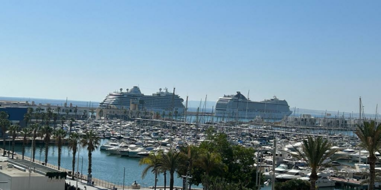 La escala simultánea de dos cruceros trae a Alicante más de 3.200 turistas