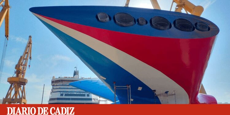 La chimenea que del crucero que salió ardiendo, lista para ser repuesta en Navantia de Cádiz