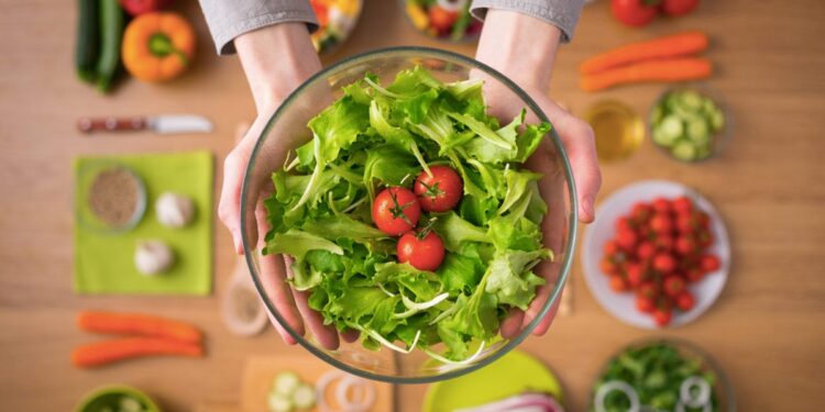 Green Leafy Vegetables And 9 Other Foods That Can Help Slow Down ageing