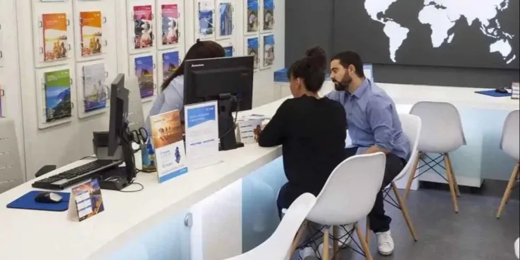 Agencias de viaje suspenden pagos y venta en pesos por el aumento del dólar blue