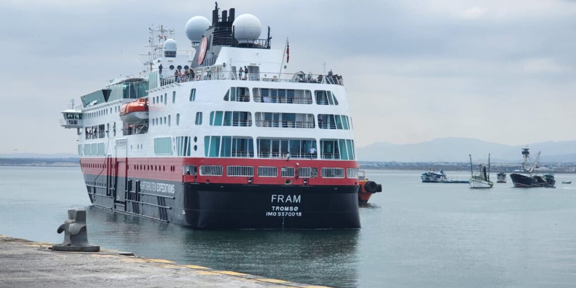 Ecuador: Crucero Fram arriba al Puerto de Manta