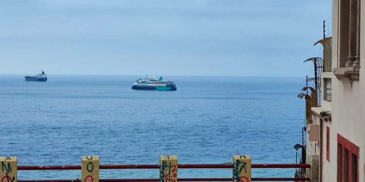 Cruceros de expedición arriban a Valparaíso