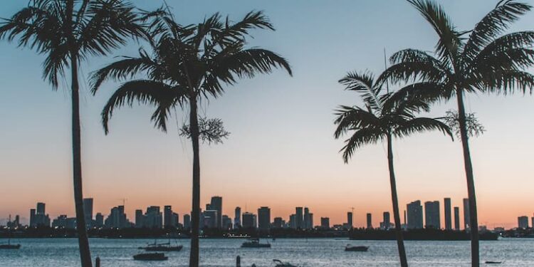Los mejores destinos para vivir en Estados Unidos y cuánto dinero se necesita para hacerlo cómodamente