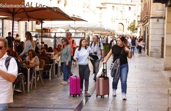 Los salmantinos “tienen ganas de viajar” y a pesar del aumento de precios, recuperan los viajes de larga distancia