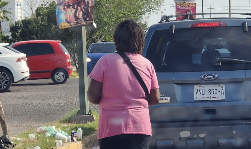 Obligan a mujer mal de sus facultades mentales a pedir limosna en crucero de Culiacán – Cafe Negro Portal