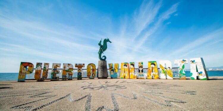 Puerto Vallarta reactiva el aeropuerto y los cruceros tras huracán Lidia